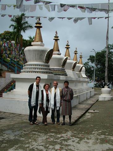 Prvi koraki na butanskih tleh z belimi budističnimi šali dobrodošlice.