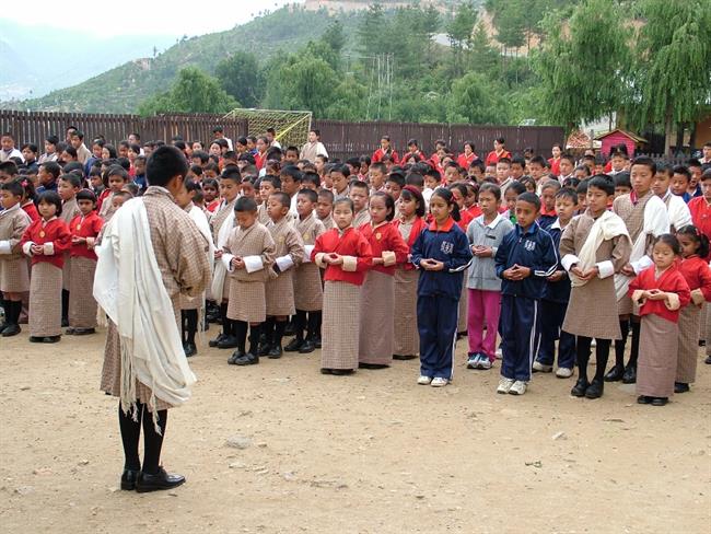 Med učenci OŠ DRUK (otroci v tradicionalnih oblačilih, za fante je to GHO, za dekleta KIRA).