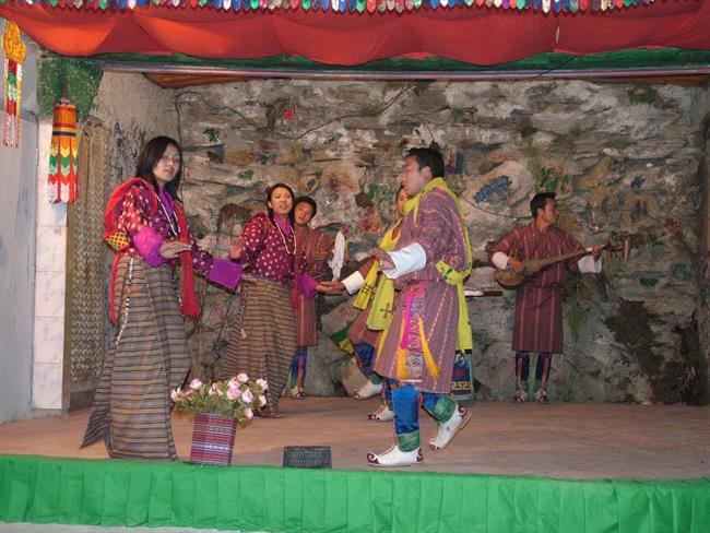 Plesni nastop – tradicionalni ples v maskah ČAM