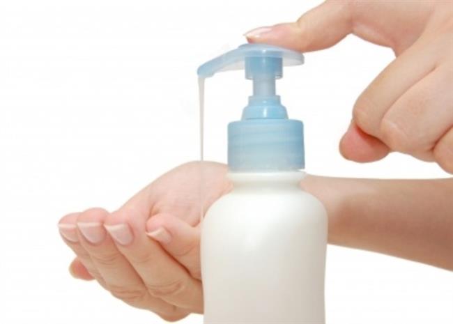 Roke umivajte z vodo in milom večkrat dnevno. (foto: www.123rf.com)