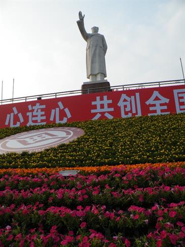 Tudi v Čengduju ima spomenik Mao Cetunga častno mesto sredi bujnih cvetličnih gred na enem od velikih mestnih trgov.