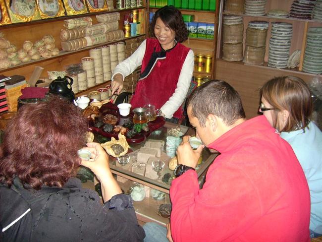 V lepo urejenih čajnicah hostese rade prikažejo postopek priprave čaja, uživanje čaja. (foto: A.P.)