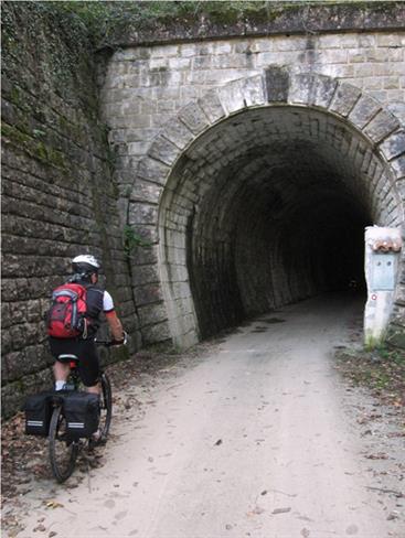 Številni ohranjeni tuneli, skozi katere je železnica premagovala razgibano istrsko pokrajino.