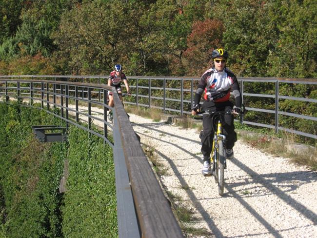 Vožnja s kolesom čez ozke in visoke viadukte pri hrvaškem Završju je posebno doživetje.