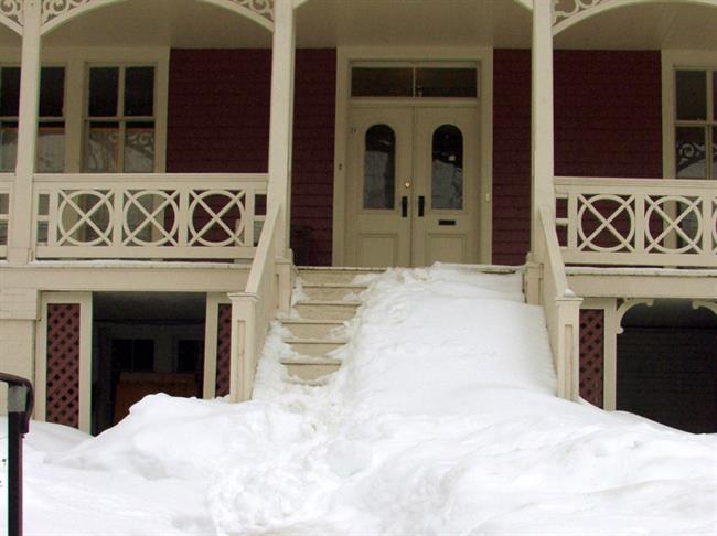 Redno čistite sneg pred vhodom in na stopnicah. (foto: morguefile.com)