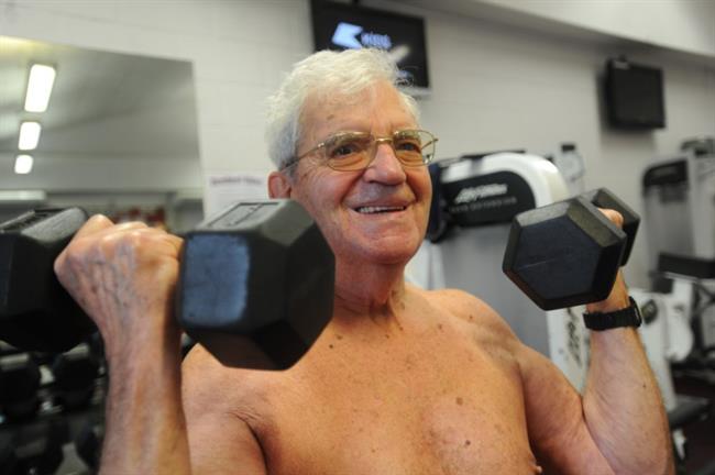 90-letni John je resnični Popaj. (foto: www.cambridge-news.co.uk)
