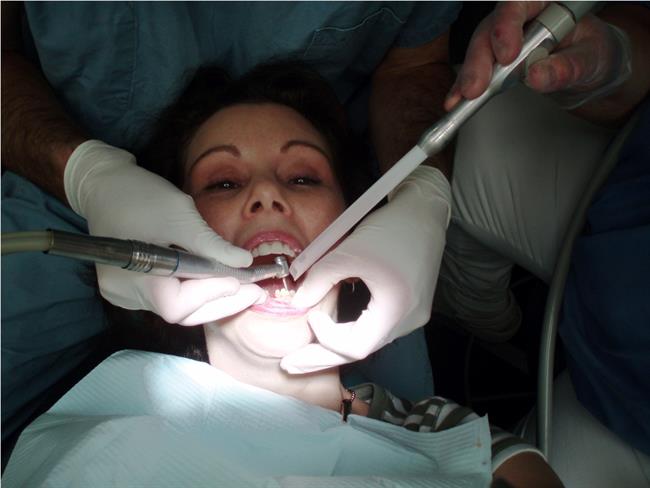 Z nepravilnim umivanjem zob, lahko povelate obiske pri zobozdravniku. (foto: www.sxc.hu)
