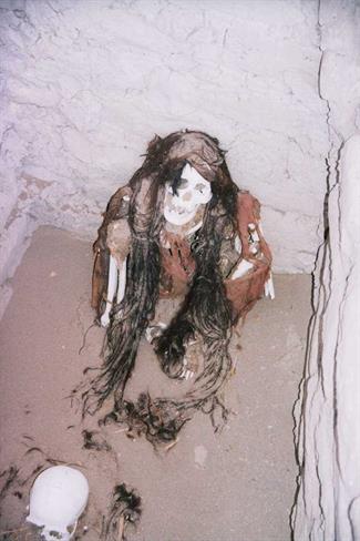Grobnica mumij na pokopališču Chauchillo. Trupla so se v suhem in vročem puščavskem podnebju naravno mumificirala. (foto: O.P.)