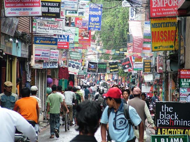Živahna ulica v Tamelu – turističnem delu Katmanduja. (foto: A.P.)