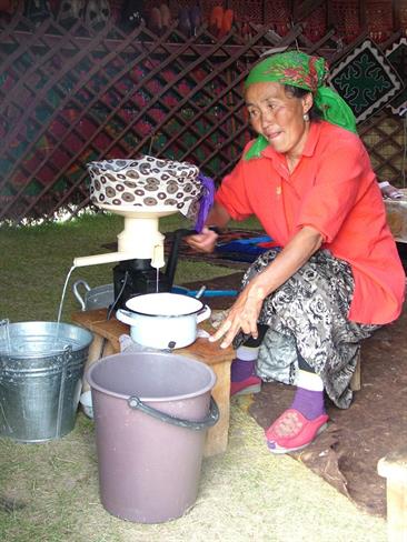Iz kobiljega mleka pripravijo marsikaj, tudi osvežilno pijačo kumis. (foto: O.P.)