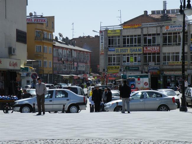Konya – Mesto, 200 kilometrov oddaljeno od Ankare, center Anatolije. Ima okrog milijon prebivalcev.