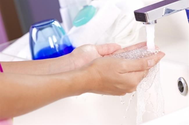 najboljši način umivanja rok je milo in voda. (foto: FreeDigitalPhotos.net)