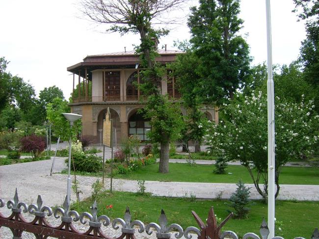 Paviljon Narodnega muzeja sredi mestnega parka v Kazvinu.