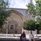 Pri vhodu v mošejo Hossein – v senci še nekako gre!