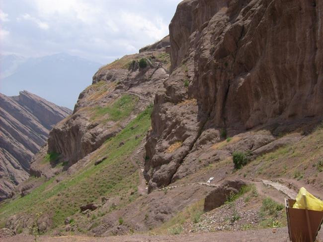 Edini dohod na vrh Alamuta (2100 m), v skalo vklesane strme stopnice.