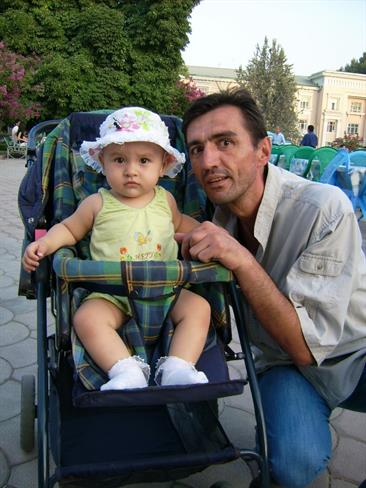 Odprtost prebivalcev Dušanbeja se opazi na vsakem koraku; oče in hči. (foto: Olga Paušič)