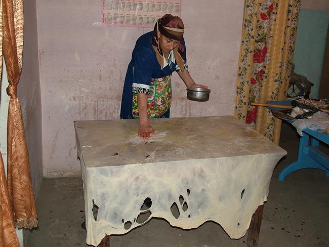 Priprava vlečenega testa za kurtob, tipično tadžiško jed . (foto: O.P.)