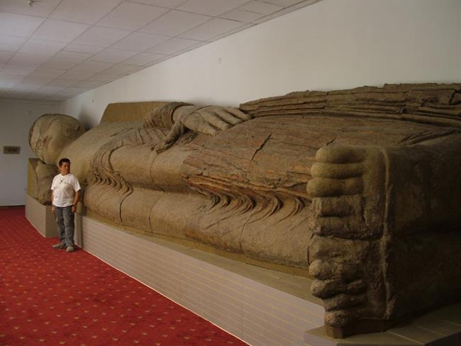 Speči Buda, ki je ravnokar dosegel nirvano. Izkopan blizu mesta Penjikent na zahodu Tadžikistana.