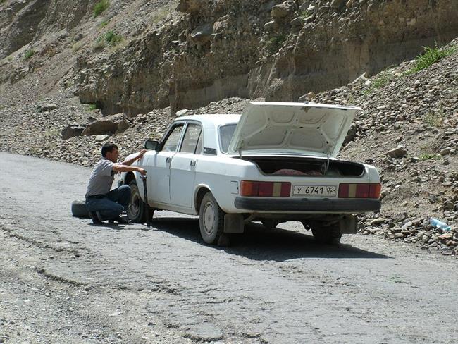 Pot v Dušanbe iz Samarkanda (Uzbekistan) s staro volgo. Zaradi slabih cest pogosto stradajo pnevmatike.