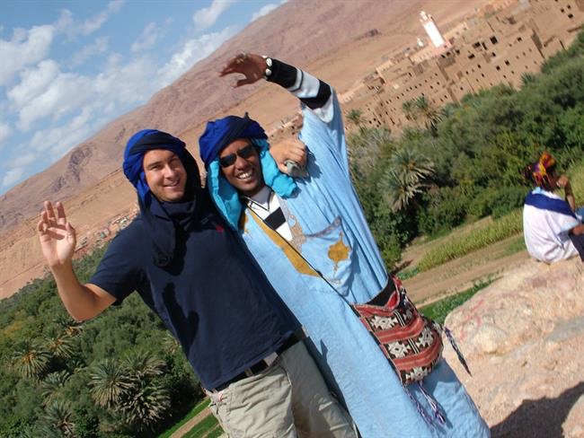 Andrej s Tuaregom – prodajalcem izdelkov ljudske obrti.