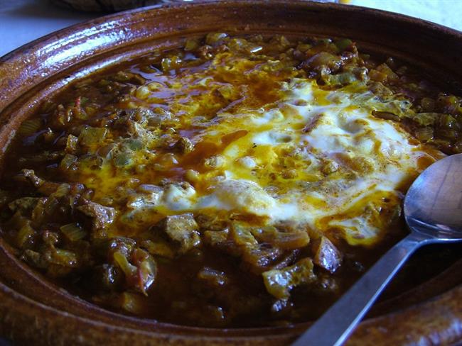 Tajin – tipična maroška jed (enolončnica), ki jo pripravljajo v glinasti posodi. (foto: A.P.)