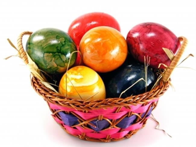 Pobarvajte jajca z naravnimi barvili. (foto: FreeDigitalPhotos.net)