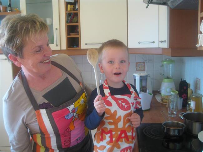 Milena Miklavčič in njen vnuk Žiga kuhata najslajše jedi. (foto: osebni arhiv)