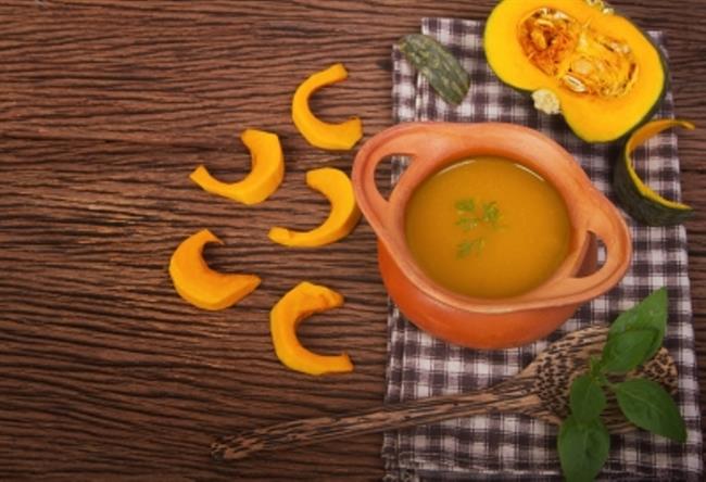 Bučna juha bo še boljša, če ji boste dodali kislo smetano. (foto: freeDigitalPhotos.net)