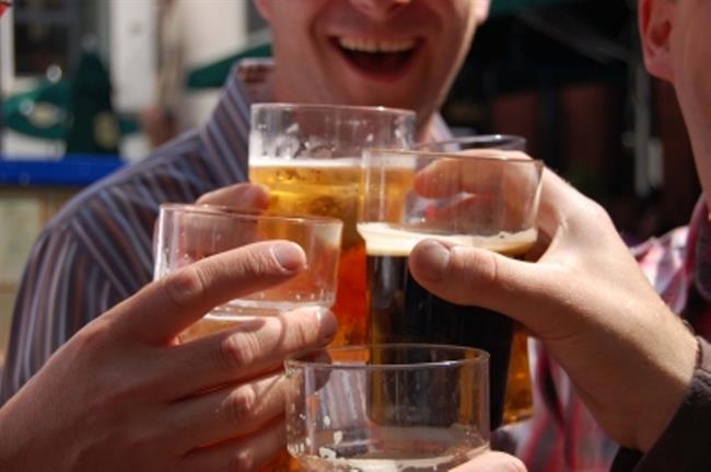Slovenci prekomerno uživamo alkohol. (foto: FreeDigitalPhotos.net)