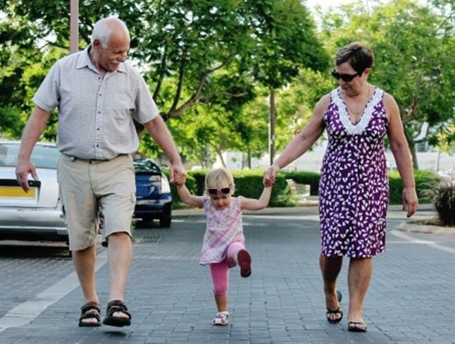 Kakšna je prava vloga starih staršev? (foto: www.123rf.com)