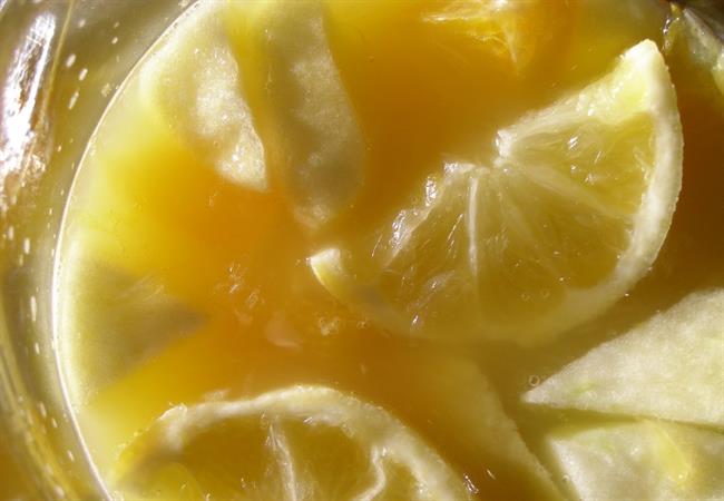 Naravni napitek iz limone, česna in ingverja je zelo zdravilen. (foto: www.sxc.hu)
