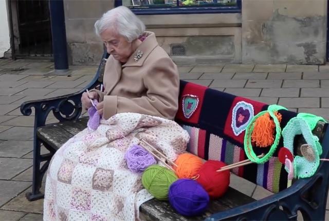 104 letna Grace je najstarejša ulična umetnica. (foto: You Tube)
