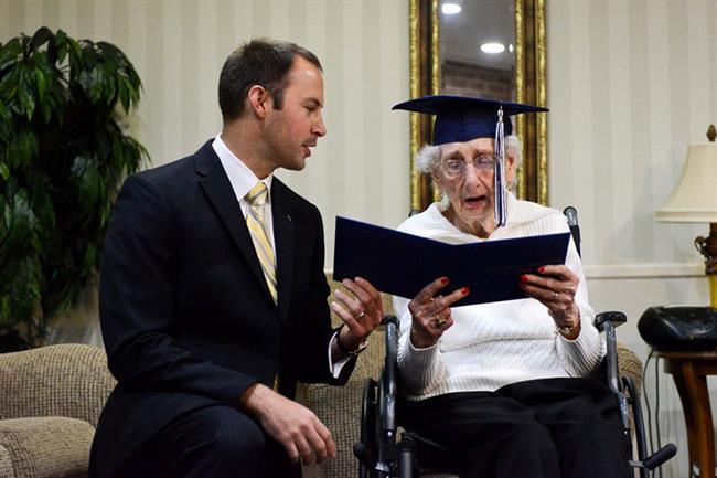 Po 79 letih je prejela svojo diplomo.