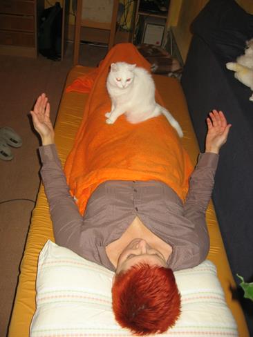 Med izvajanjem terapije večkrat sodeluje tudi mačka. (foto: osebni arhiv)
