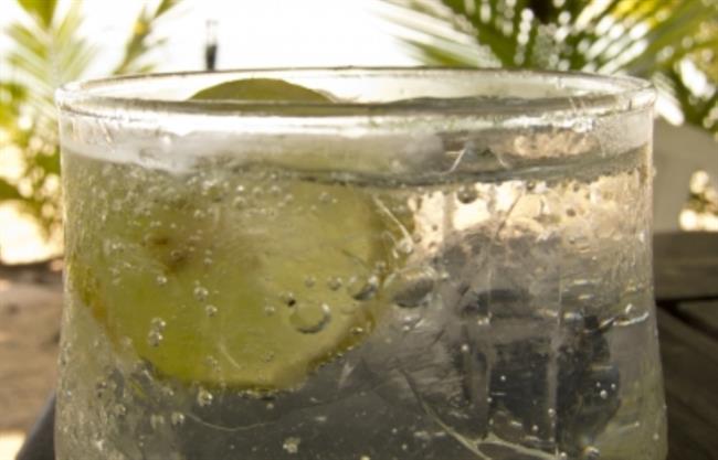 Pijte vodo z limoninim sokom. (foto: FreeDigitalPhotos.net)