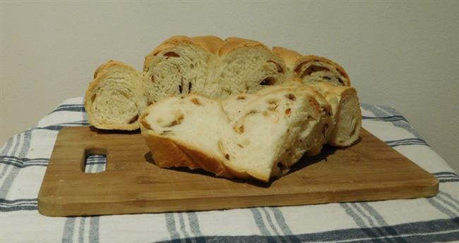 Čebulni kruh z jogurtom (foto: OblizniPrste.si)