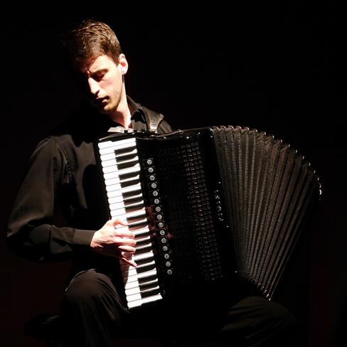 Harmonikar Dragan Ribić nastopa na pomembnih koncertnih odrih. (foto: Festival Ljubljana)