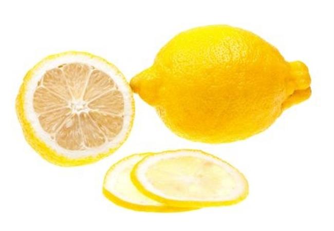 Pripravek poleg limone vsebuje še hren in med. (foto: www.123rf.com)
