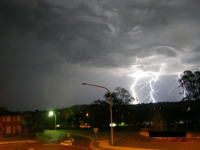 Nevihte s strelami lahko poškodujejo električne naprave. (foto: freeimages.com)