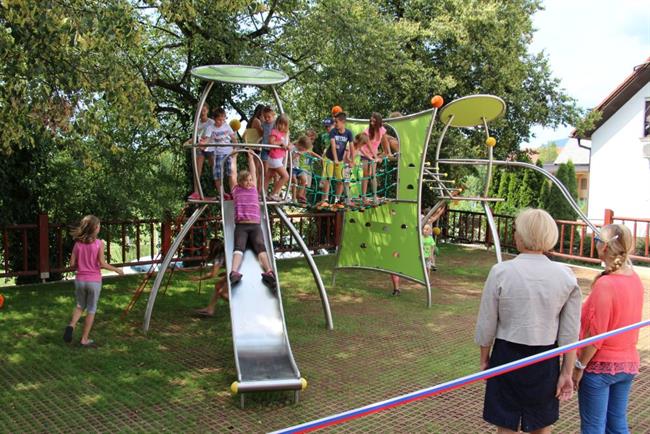 Medgeneracijski center Kranj ima nova igrala za otroke.
