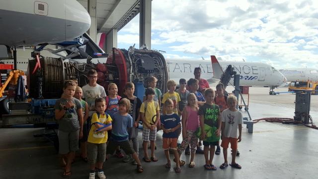 Počitniške aktivnosti za otroke, obisk letališča. (foto: MCK)
