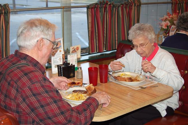 Motnje hranjenja se lahko pojavijo tudi pri starejših ljudeh. (foto: freeimages.com)
