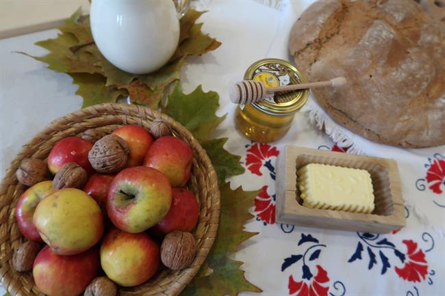 Tradicionalni slovenski zajtrk bo jutri na mizah po šolah in vrtcih. (foto: NIJZ)