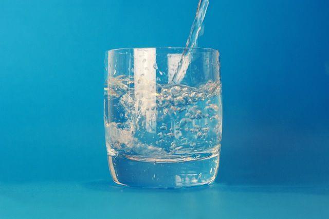 V kozarec vode zamešajte pol žličke sode bikarbone. (foto: pexels.com)