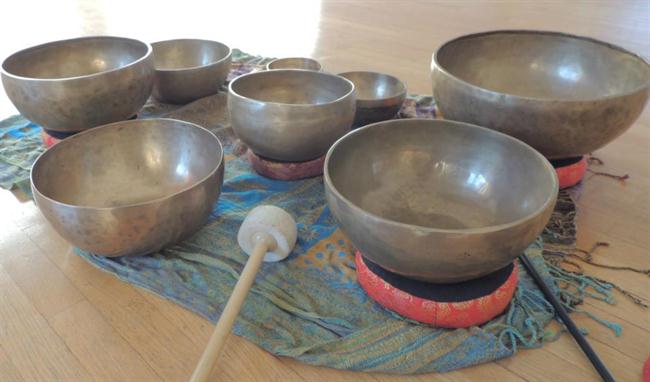 Zdravilne zvočne tibetanske posode. (foto: Ljubo Pelicon)
