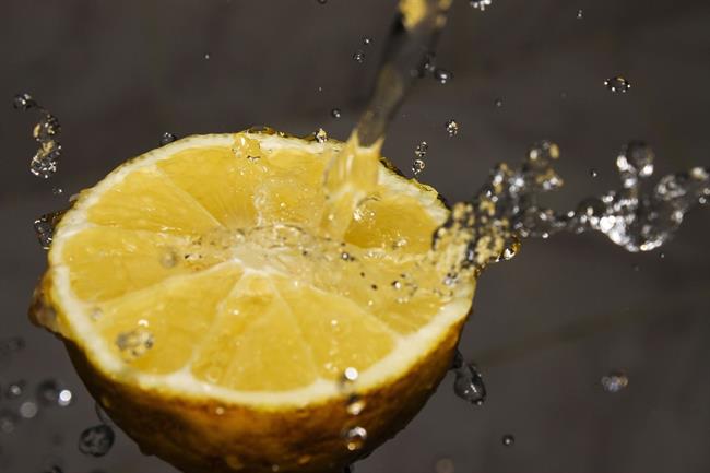 Limona in soda bikarbona pomagata pri hujšanju. (foto: pexels.com)