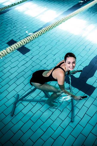Fitnes v vodi predstavlja rešitev, kako telovaditi, kadar običajna »telovadba« zaradi zdravstvenih razlogov ni mogoča.