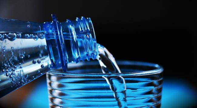 Ustekleničena voda je polna drugih kemikalij, od katerih jih večina tja ne sodi in so potencialno nevarne za zdravje. (foto: pixabay.com)