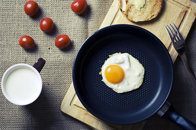Pečena jajca na zdravem olju so zdrav in hranilen obrok. (foto: pexels.com)
