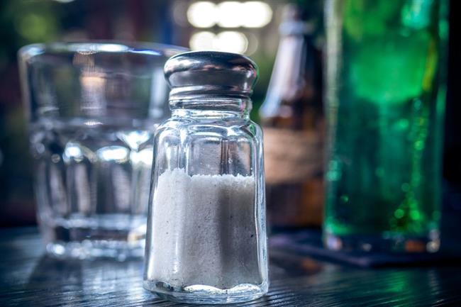 Če hočemo omejiti naš dnevni vnos soli, je priporočljivo, da se odvadimo dosoljevati hrano na mizi. (foto: pexels.com)